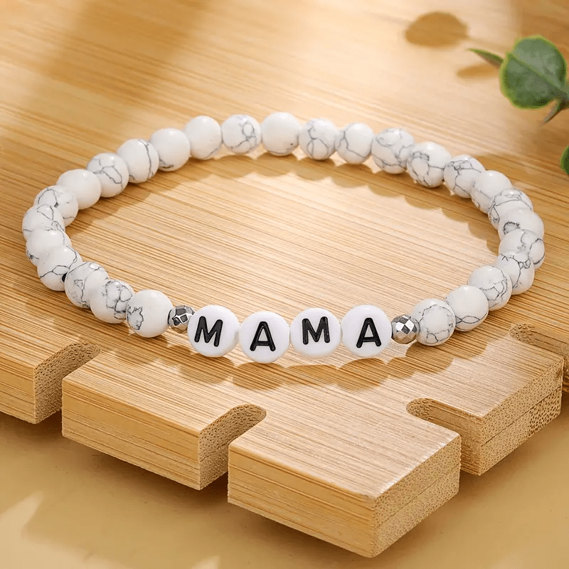 Olivenorma Perlenarmband mit Buchstabenmuster „Mama“ in Weiß und Türkis 