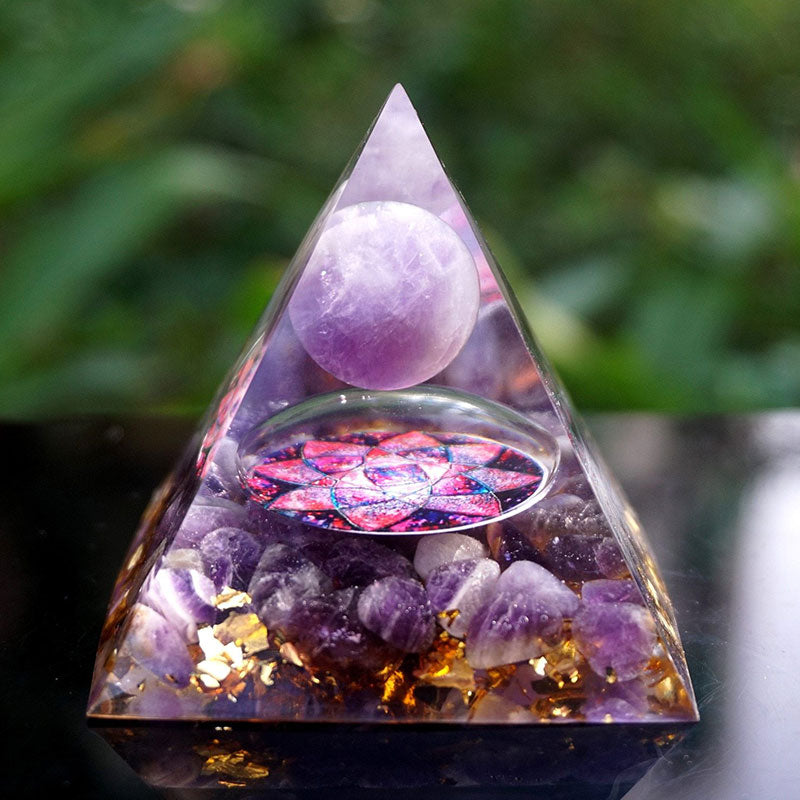 Olivenorma Amethystkugel mit Amethystkristallen Orgone Pyramide