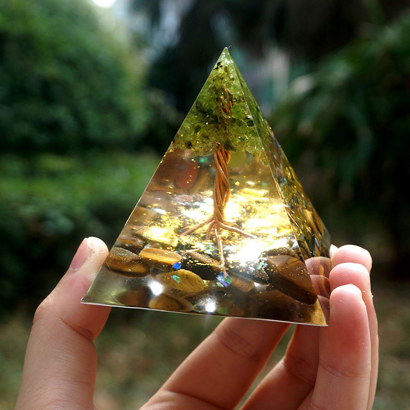 Olivenorma Lebensbaum Peridot mit Tigerauge Orgon-Pyramide 