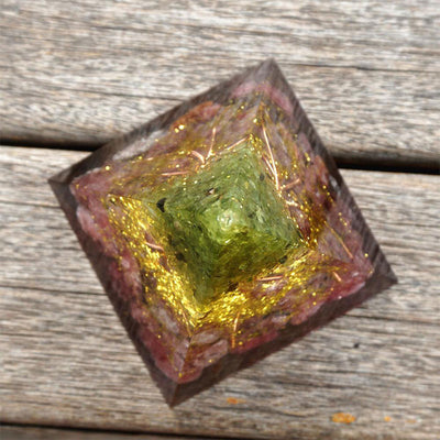 Olivenorma Lebensbaum Peridot und Erdbeerquarz Orgone-Pyramide