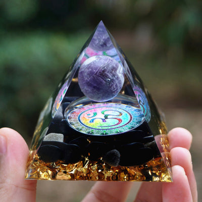 Olivenorma Naturamethyst mit Obsidian OM-Symbol Orgon-Pyramide