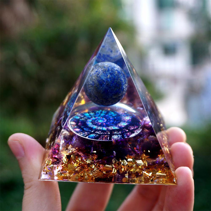 Olivenorma Lapislazuli-Kugel mit Amethyst-Orgonpyramide 