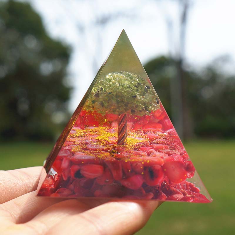 Olivenorma Peridot Mit Roter Koralle Baum Des Lebens Orgon-Pyramide