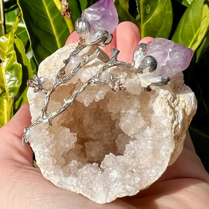 Olivenorma natürliche Geode mit Amethyst-Rosenknospen Edelstein Dekoration