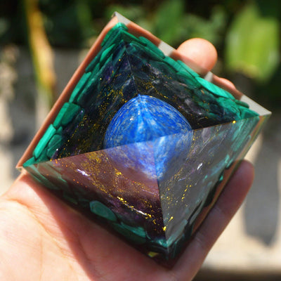 Olivenorma Lapislazuli-Kugel mit Amethyst- und Malachit-Pyramide 