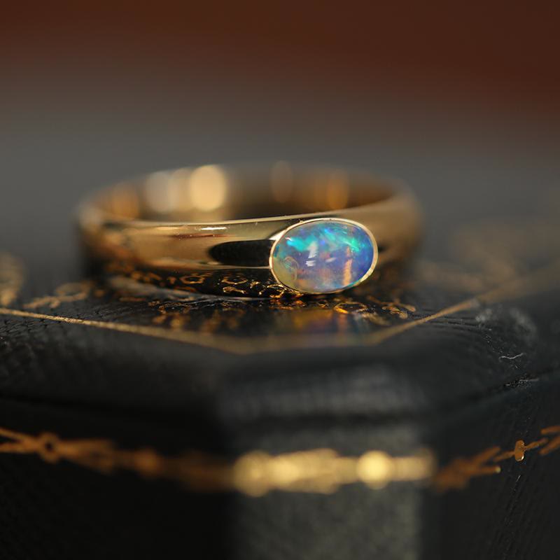 Olivenorma Ovaler Blauer Opal Einfacher Retro Goldener Ring 