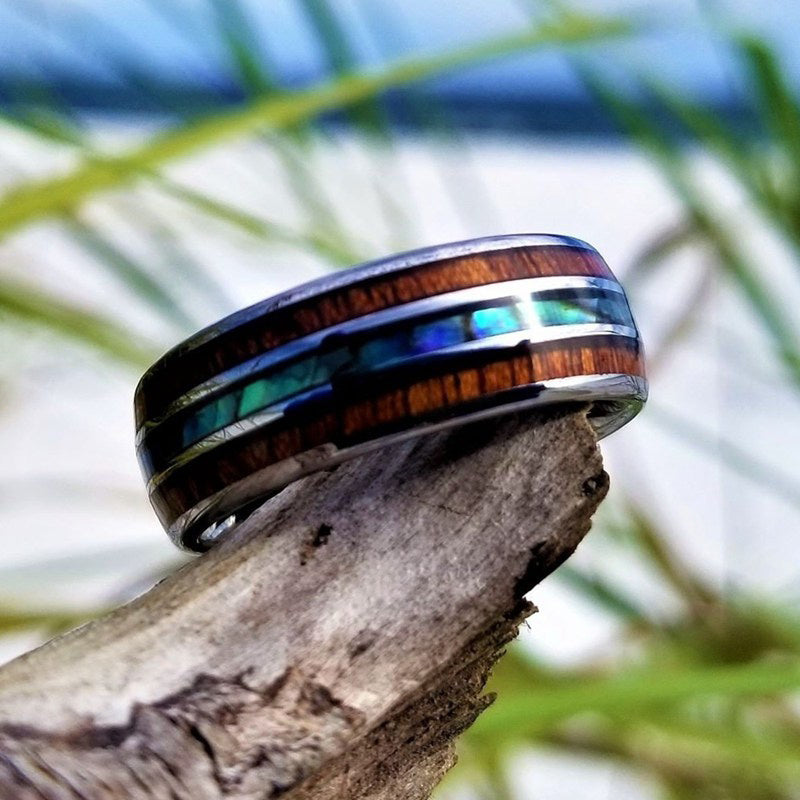 Olivenorma Koa Wood und Abalone Shell Wolframkarbid Ring