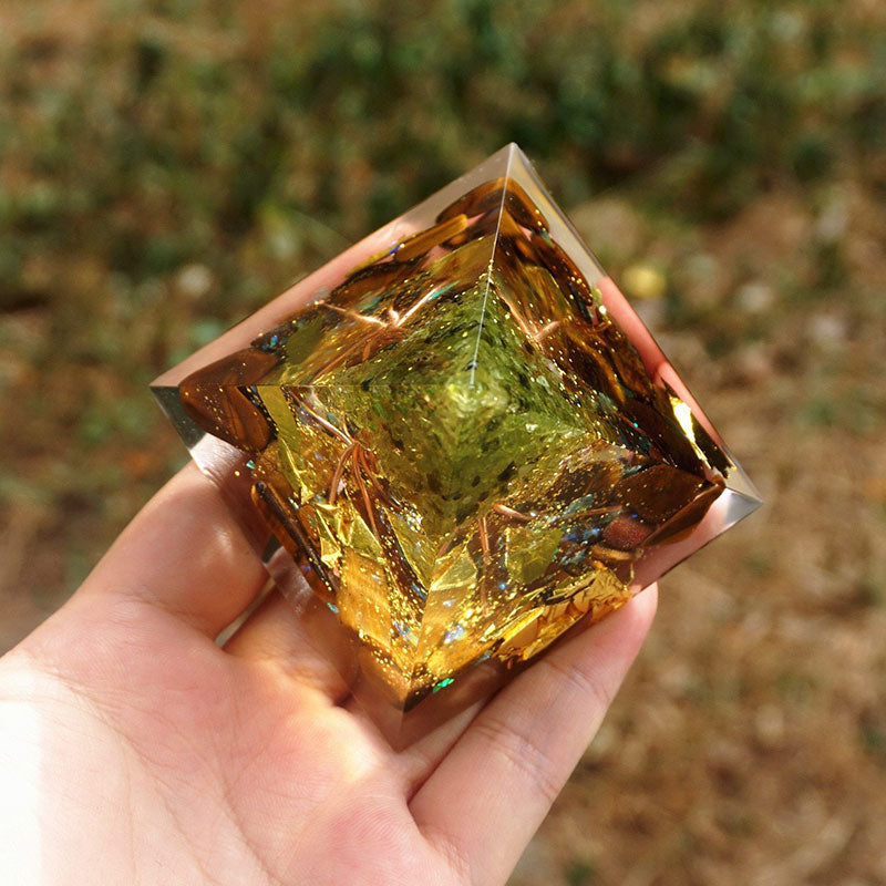 Olivenorma Lebensbaum Peridot mit Tigerauge Orgon-Pyramide 