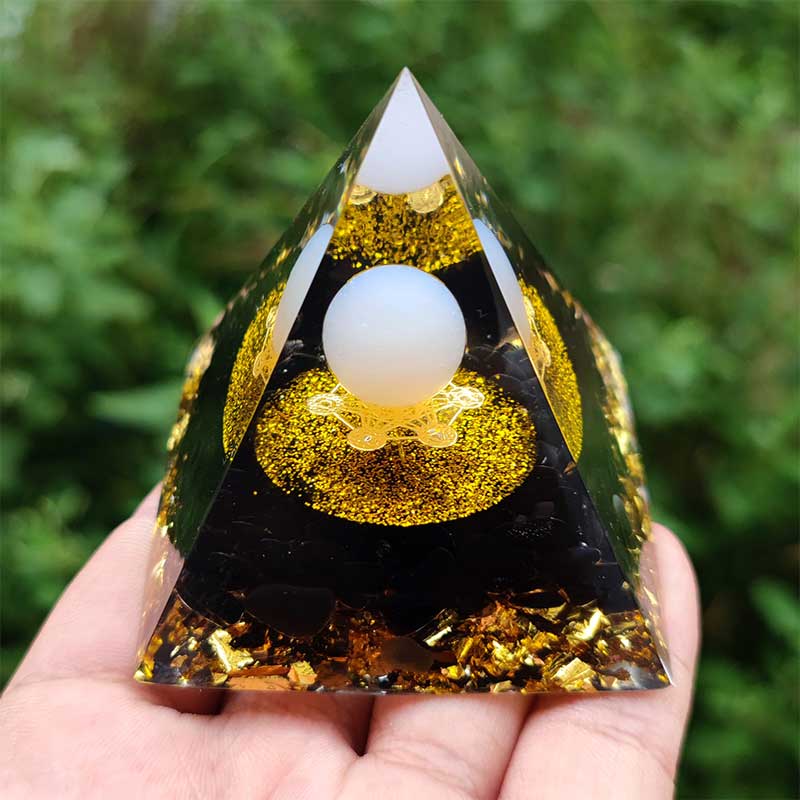 Olivenorma Weißer Achat Sphere mit Obsidian Orgon-Pyramide 