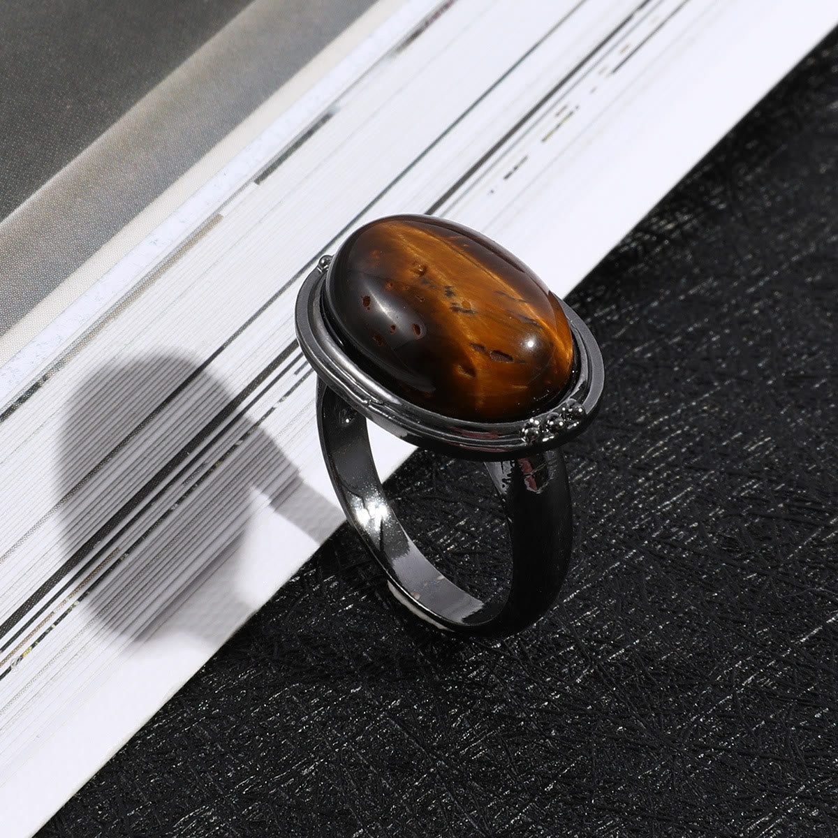 Olivenorma Oval verstellbarer schwarzer Ring mit Tigerauge