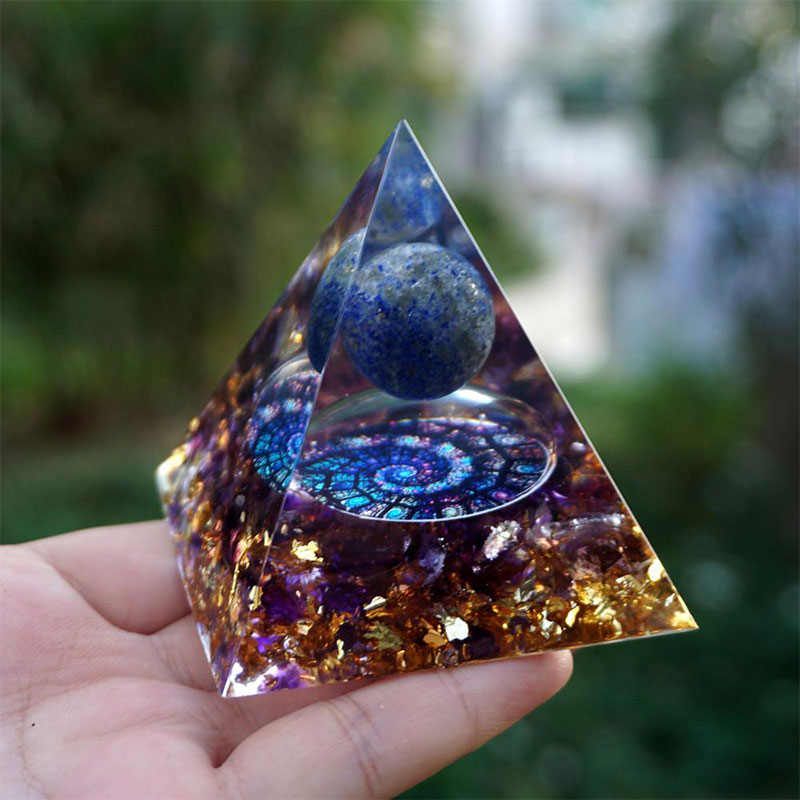 Olivenorma Lapislazuli-Kugel mit Amethyst-Orgonpyramide 