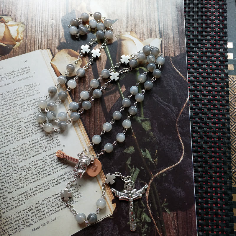 Olivenorma Rosenkranz-Halskette mit Jesuskreuz aus grauem Mondstein - image 4