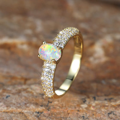 Olivenorma "Glänzende Eleganz" Runder Opal Zirkon Rand Ring