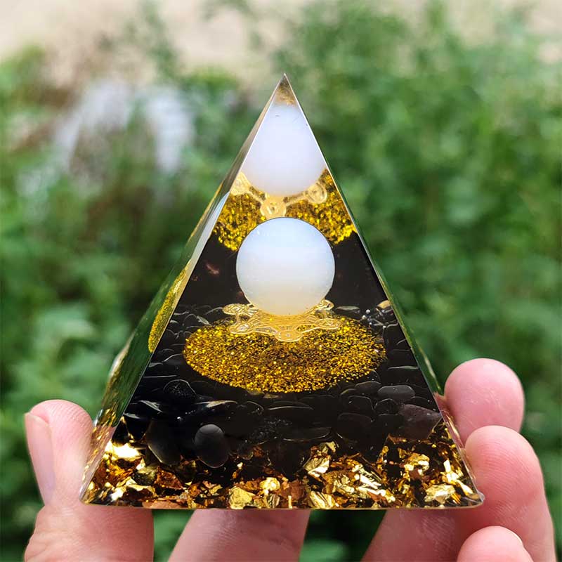 Olivenorma Weißer Achat Sphere mit Obsidian Orgon-Pyramide 