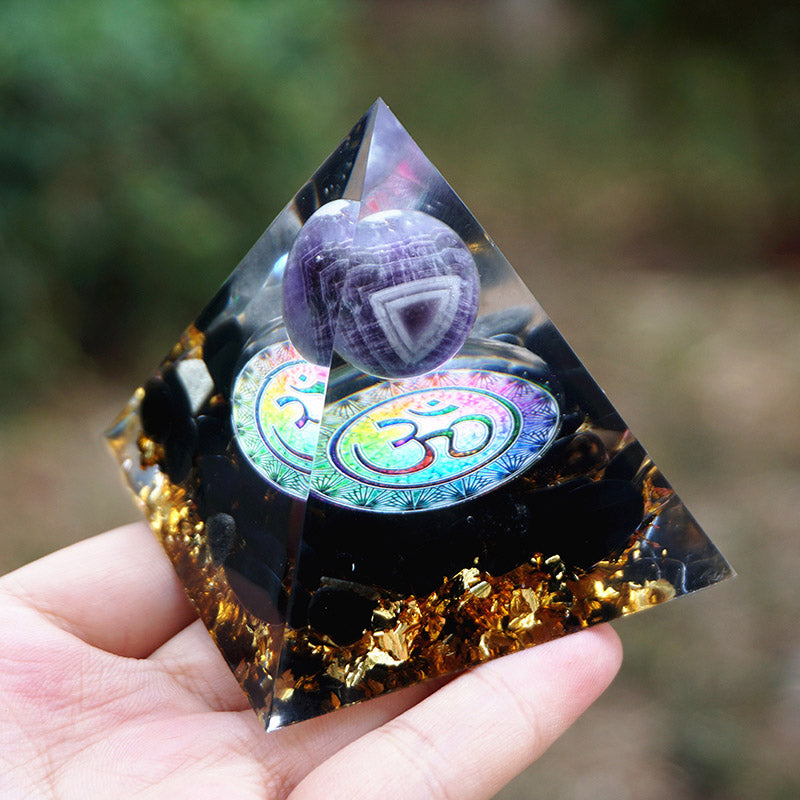 Olivenorma Naturamethyst mit Obsidian OM-Symbol Orgon-Pyramide