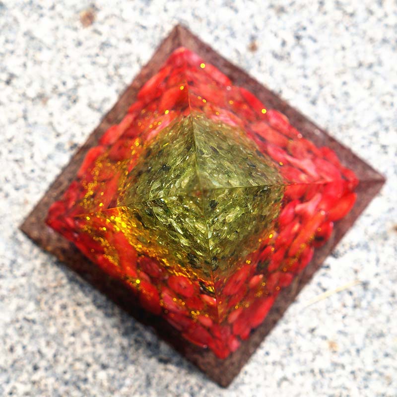 Olivenorma Peridot Mit Roter Koralle Baum Des Lebens Orgon-Pyramide