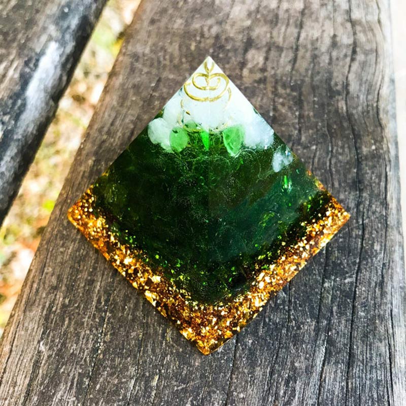 Olivenorma Grüne Jade &amp; Klare Kristall Orgon Pyramide 