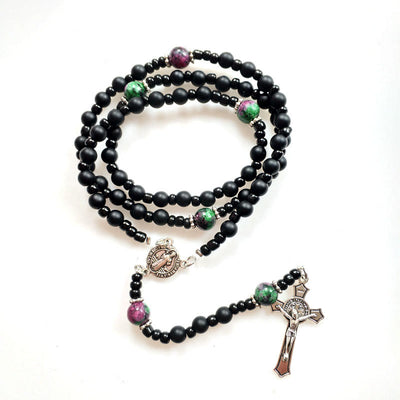 Olivenorma Rosary Halskette mit schwarzem Onyx und Rubin-Zoisit-Kreuz 