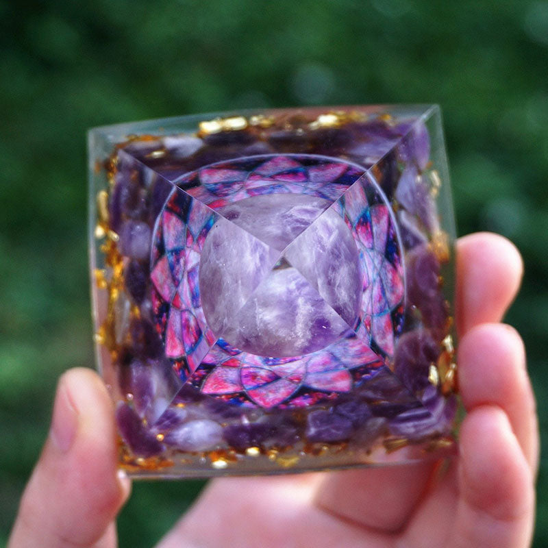 Olivenorma Amethystkugel mit Amethystkristallen Orgone Pyramide