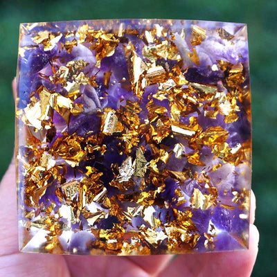 Olivenorma Amethystkugel mit Amethystkristallen Orgone Pyramide