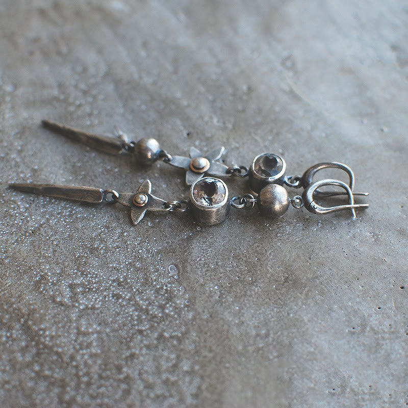 Olivenorma – Geometrische, lange, sternförmige Ohrringe mit Strasssteinen - image 2