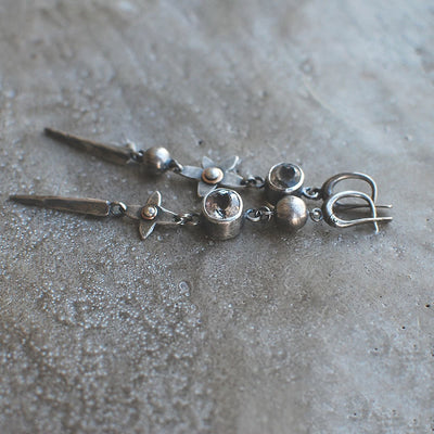 Olivenorma – Geometrische, lange, sternförmige Ohrringe mit Strasssteinen - image 2