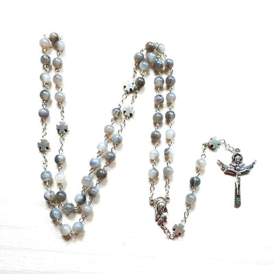 Olivenorma Rosenkranz-Halskette mit Jesuskreuz aus grauem Mondstein - image 5