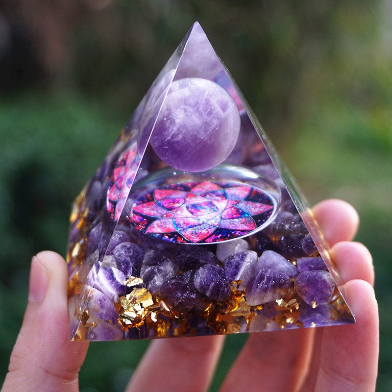 Olivenorma Amethystkugel mit Amethystkristallen Orgone Pyramide