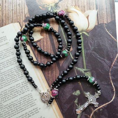 Olivenorma Rosary Halskette mit Schwarzem Onyx und Rubin-Zoisit-Kreuz