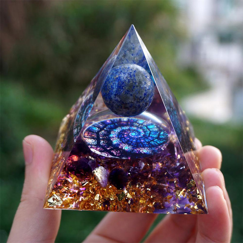 Olivenorma Lapislazuli-Kugel mit Amethyst-Orgonpyramide 