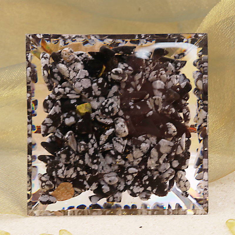 Olivenorma Rosenquarz mit Schneeflockenobsidian-Orgon-Pyramide 