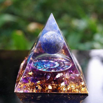 Olivenorma Lapislazuli-Kugel mit Amethyst-Orgonpyramide 