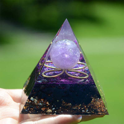 Amethyst-Kugel mit Obsidian-Orgon-Pyramide 