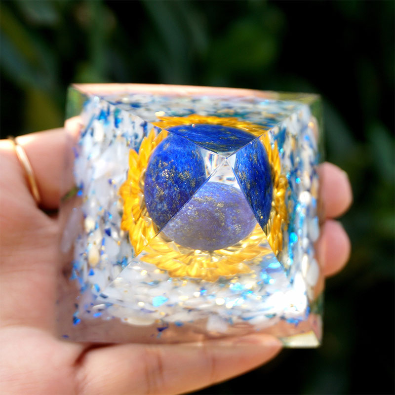 Olivenorma Die ruhige Kraft Lapislazuli & Blauer Chalcedon Orgone Pyramide