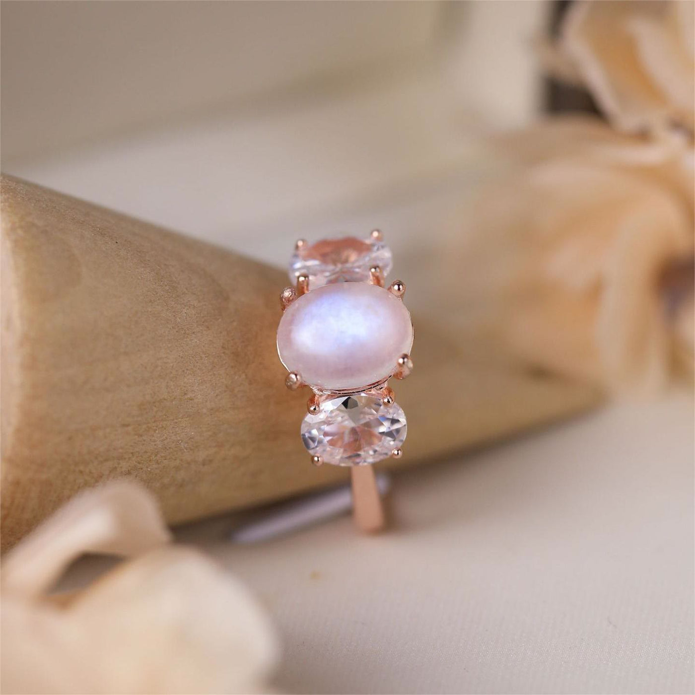 Olivenorma Drei Diamanten Mondstein Weißer Zirkon Roségold Ring 