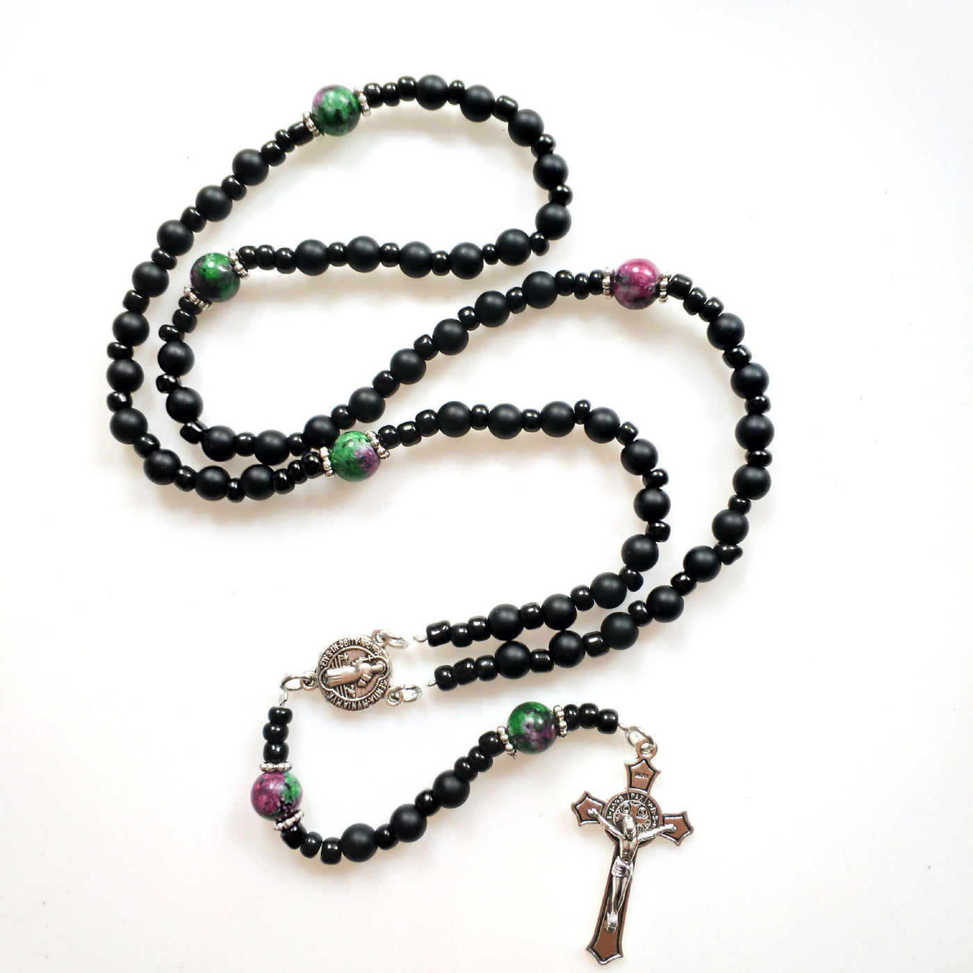 Olivenorma Rosary Halskette mit Schwarzem Onyx und Rubin-Zoisit-Kreuz