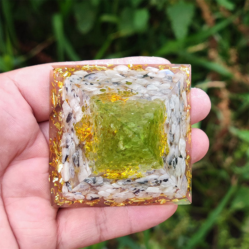 Olivenorma Mondstein mit Peridot Lebensbaum Orgon Pyramide 