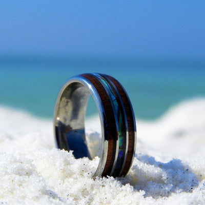 Olivenorma Koa Wood und Abalone Shell Wolframkarbid Ring