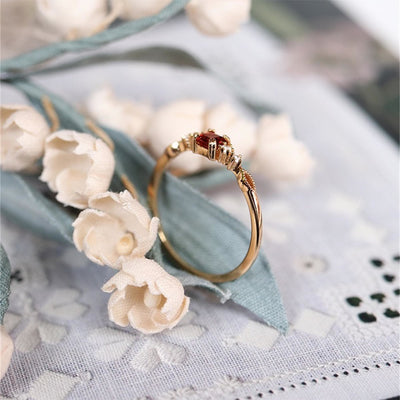 Olivenorma Dainty Square Granat Gold Minimalistischer Ring